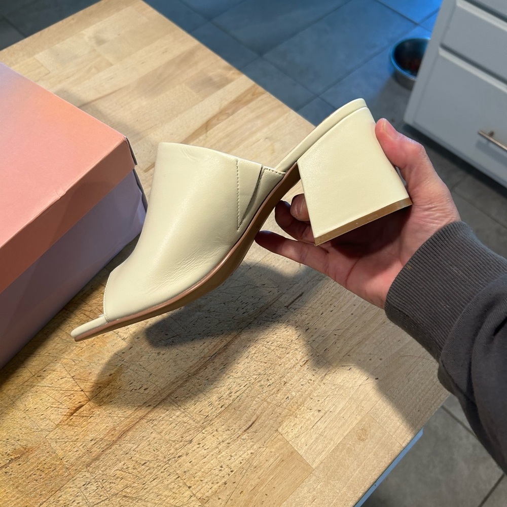 New Lisa Vicky Napa-V Elegant Natural Mules Size 9